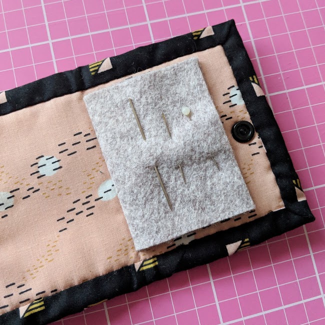 Little Quilt needle case tutorial / CHARM ABOUT YOU