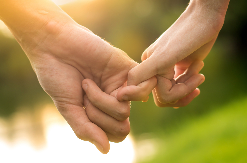 How Do You Hold Hands? Your Answer Reveals What Your Relationship Is Like