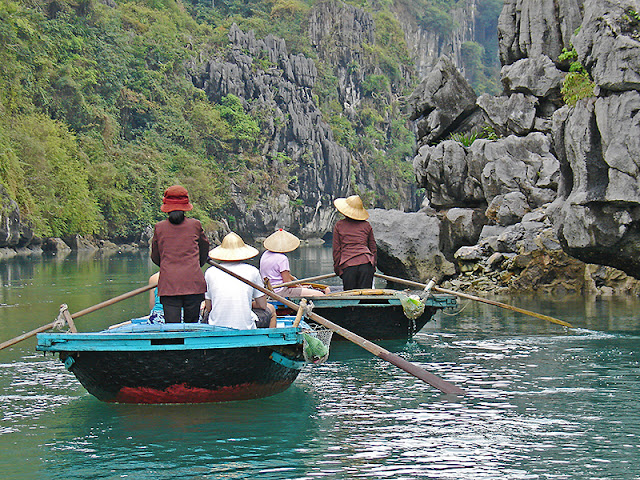Village flottant de la baie d'Along, Vietnam