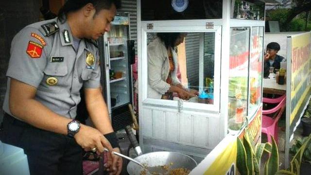 5 Kisah Kehidupan Polisi yang Menyentuh Hati 5 Kisah Kehidupan Polisi yang Menyentuh Hati