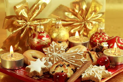 Velas, adornos navideños y galletas de jengibre