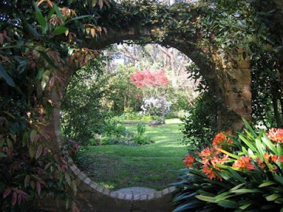 http://3.bp.blogspot.com/-c4k0bulrqKY/TZmUZTubfzI/AAAAAAAABOo/JxCYCuX7oZw/s400/garden+artistry+tumblr+com+secret+garden.jpg