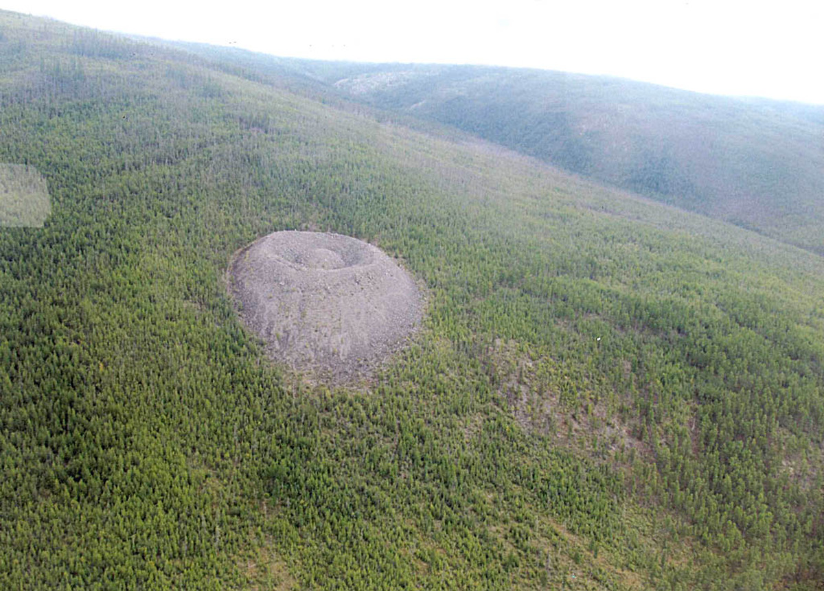 Холмы загадки. Патомский кратер. Патомский кратер гнездо огненного орла. Конус Колпакова Патомский кратер. Патомский кратер в Иркутской области.