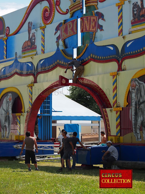 Les monteurs travail sur la façade du Circus Krone, 2012
