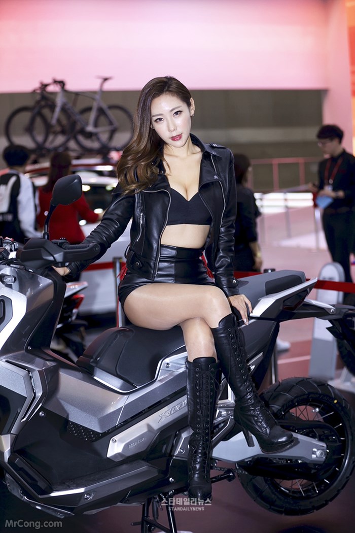 Kim Tae Hee&#39;s beauty at the Seoul Motor Show 2017 (230 photos) photo 12-5