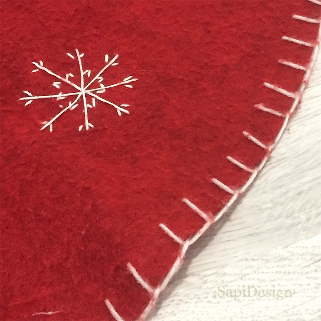 Kuusenalusmaton kulunut pinta original old Christmas Tree carpet with tired surface and decoration