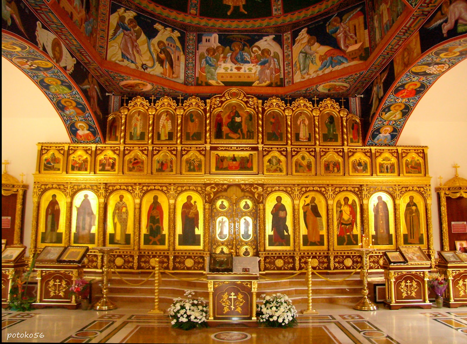 Иконостас алтарь в церкви