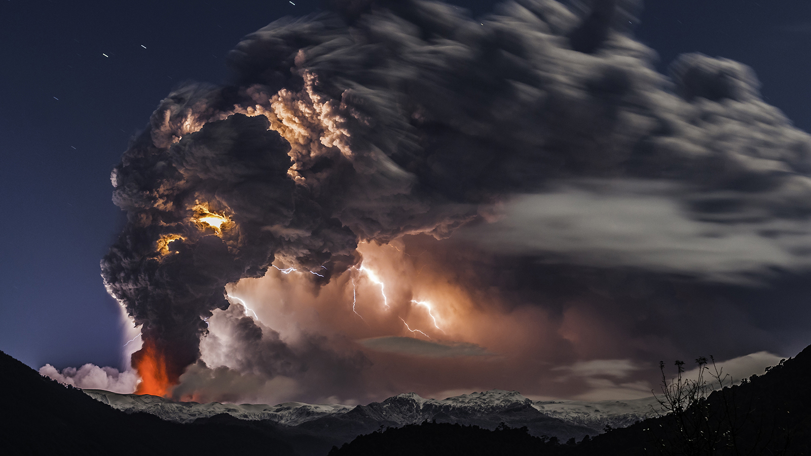 チリの火山の噴火と火山雷の美しくも脅威的な写真 N ミライノシテン
