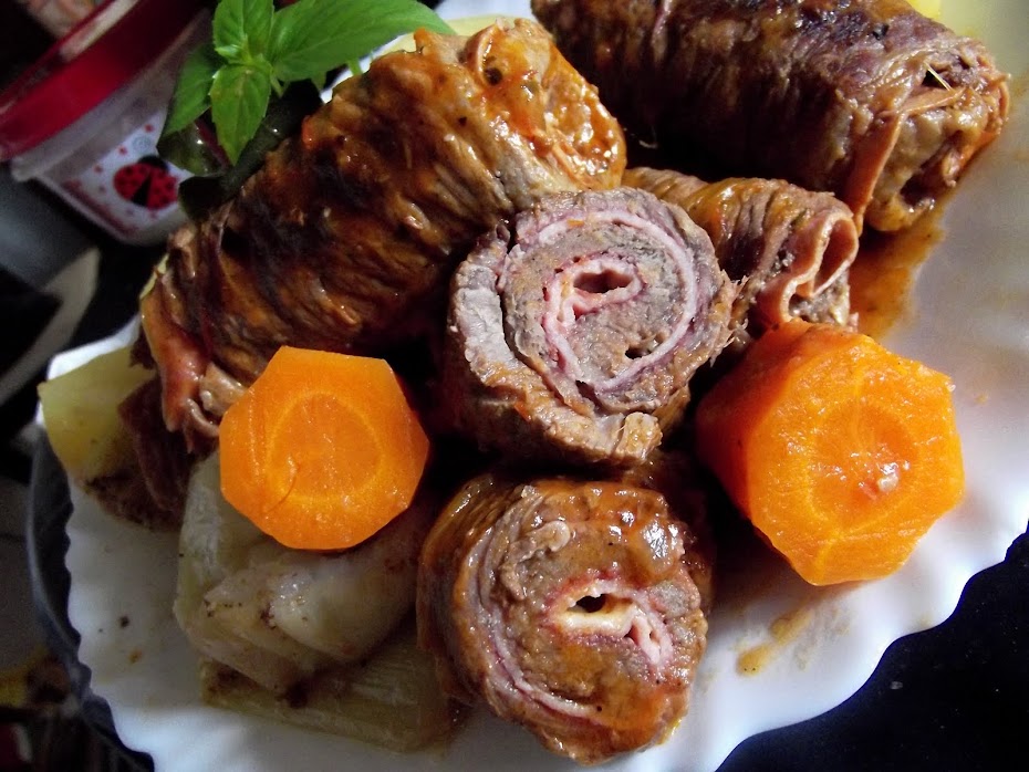 BIFE ROLÊ COM QUEIJO E PRESUNTO E ERVAS FRESCAS