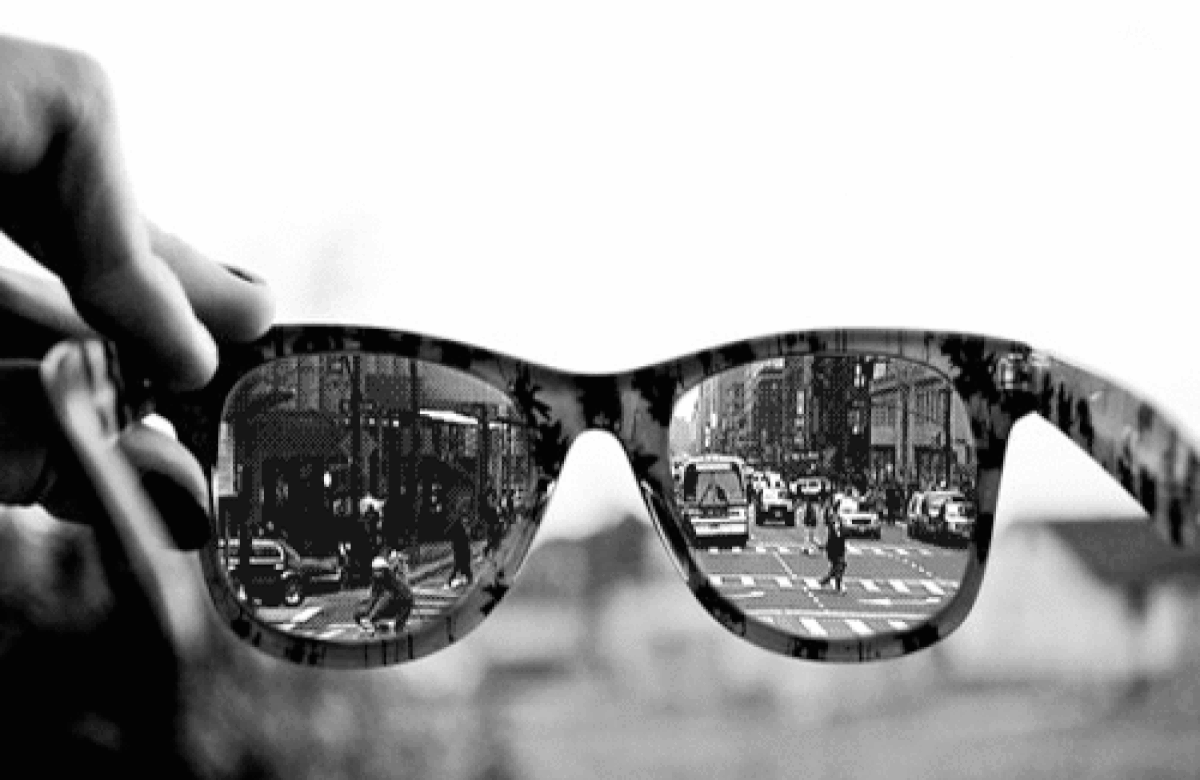 Сквозь очки. Отражение в черных очках. Человек в очках чб. Взгляд сквозь очки. Видны только в отражении