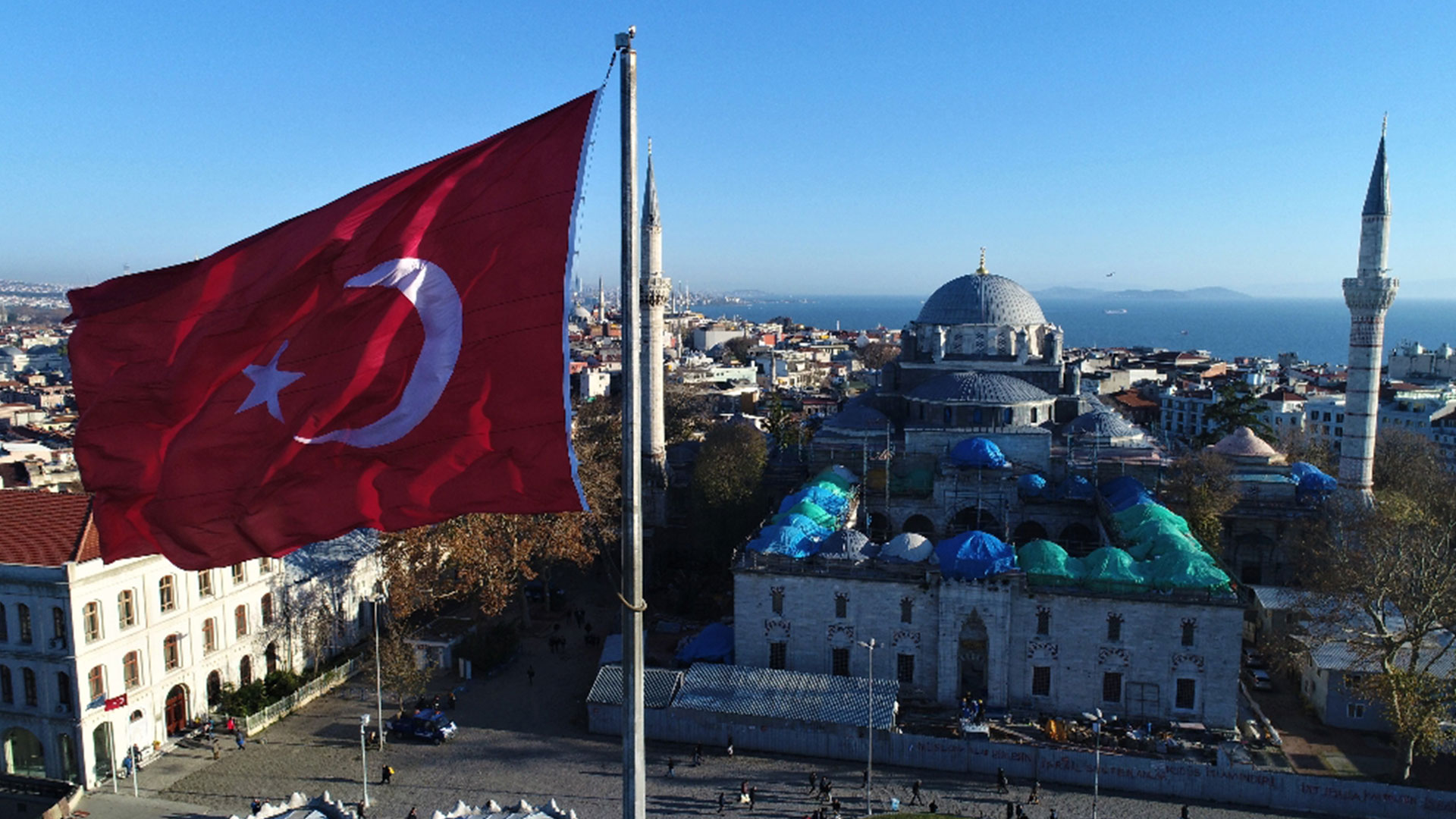 en guzel turk bayrakli manzarali camiler 11