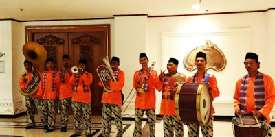 Dalam Musik Tandjidor Betawi, Prabowo Asyik Menari Ria