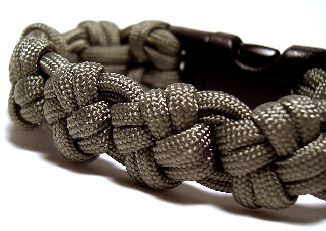 How to Make a Paracord Necklace (Easy Pattern!)