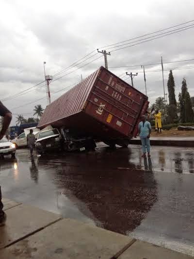 container fell trailer lagos