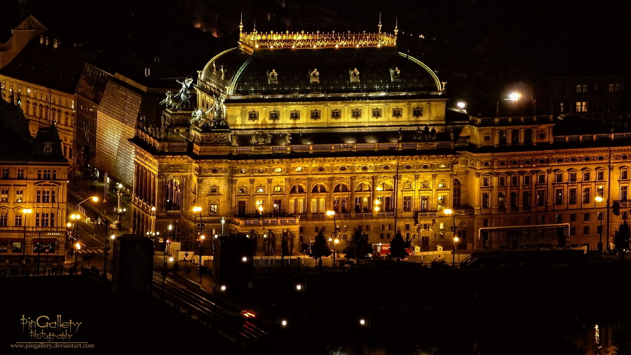 Národní divadlo zahalené do temné noci