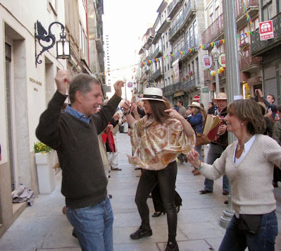 várias pessoas dançando na rua das Flores do Porto