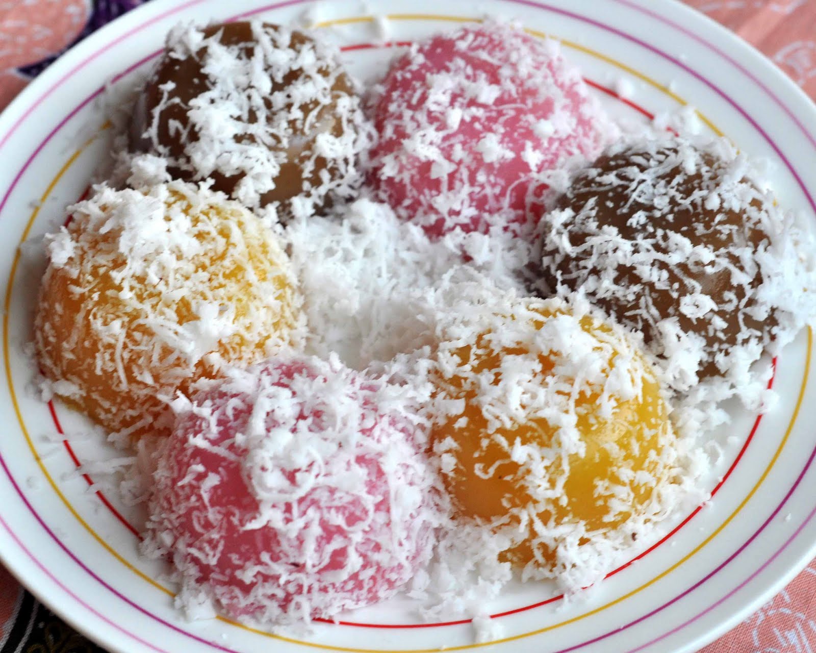 Veronica's Kitchen: Colourful cup kuih- 彩色小米糕