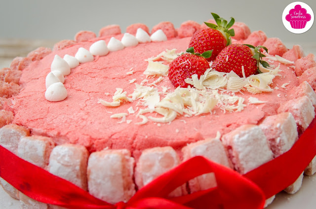 Entremets au chocolat blanc, fraises et biscuits roses avec insert de fraises et insert croquant au chocolat blanc