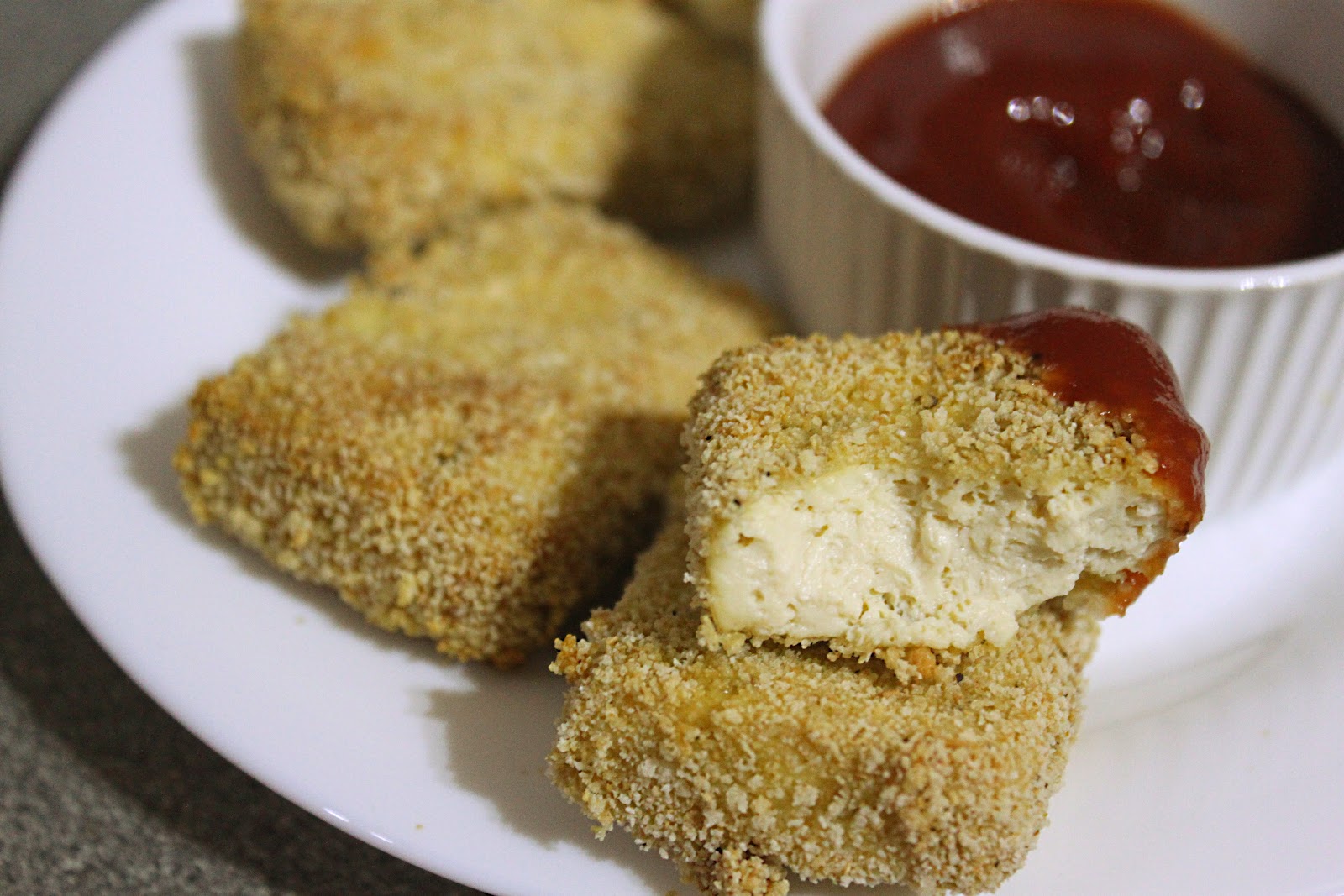 Жареный сыр. Домашние сырные палочки. Жареный сулугуни в панировке. Сыр в кляре. Сыр сулугуни в панировке.