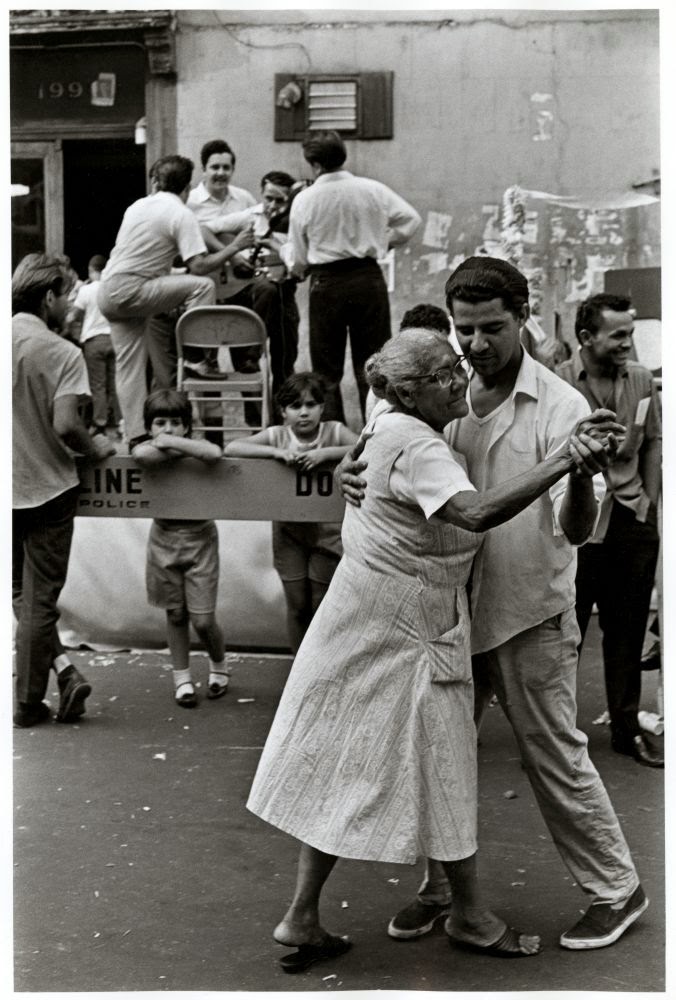 Interesting Black and White Photos Capture Street Scenes of New York ...