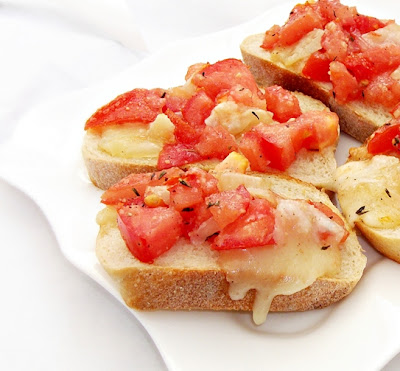 Bruschete cu rosii si cascaval