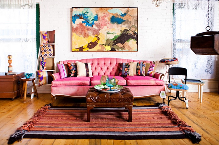 Trang trí phòng khách với ghế sofa hồng