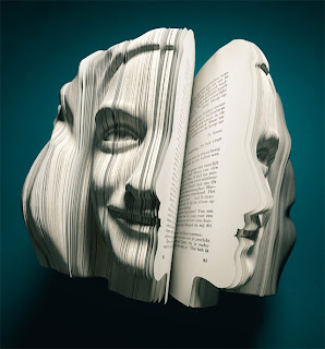 صورة لآنا فرانك (كاتبة) منحوتة على كتاب على شكل الوجه