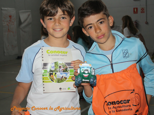 niños mostrando regalos