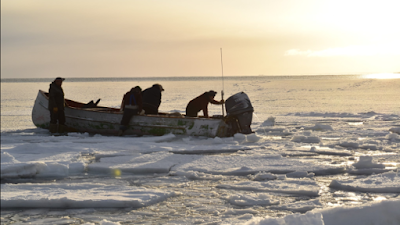 Мистериозни звуци от дълбините край Канада Hunters-in-boat