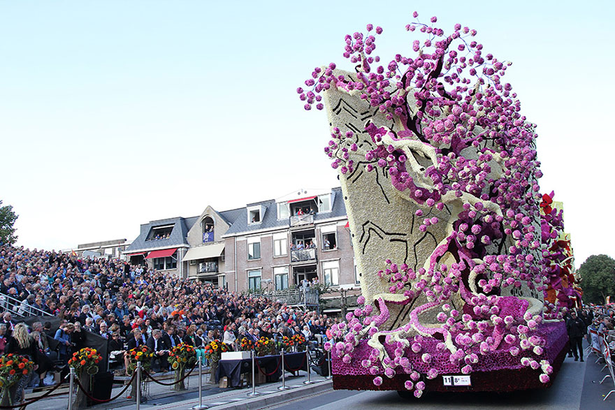 “And who is going to win this time?” - 19 Giant Flower Sculptures Honour Van Gogh At World’s Largest Flower Parade In The Netherlands