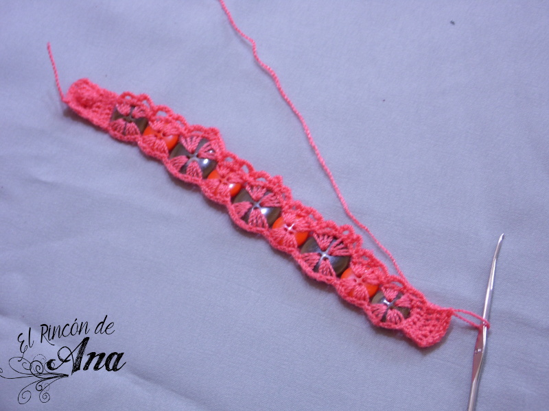 Pulsera tejida a ganchillo