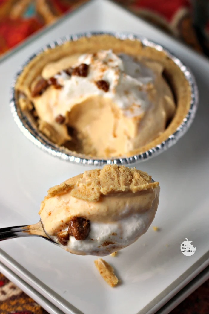 Mini Pumpkin Pecan No-Bake Cheesecakes | by Renee's Kitchen Adventures - easy dessert recipe for little pumpkin cheesecake #EffortlessPies ad 