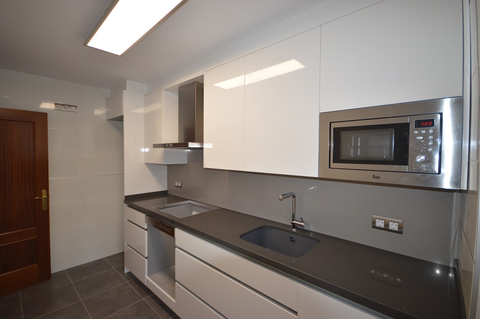 REUSCUINA: Muebles de cocina en blanco brillo sin tiradores