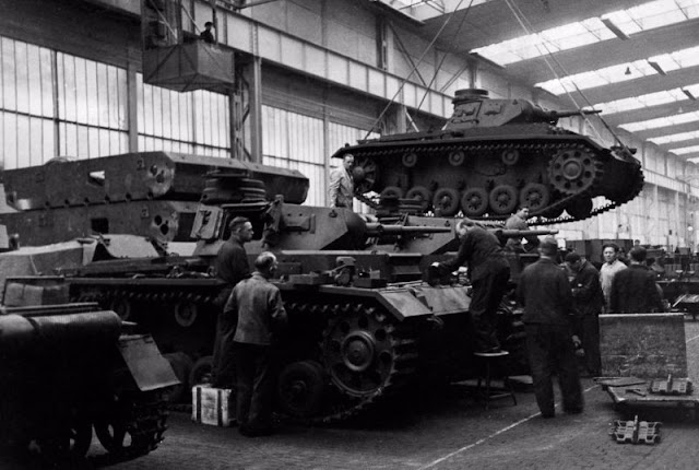 23 Amazing Vintage Photographs Taken Inside WWII Tank Factories ...
