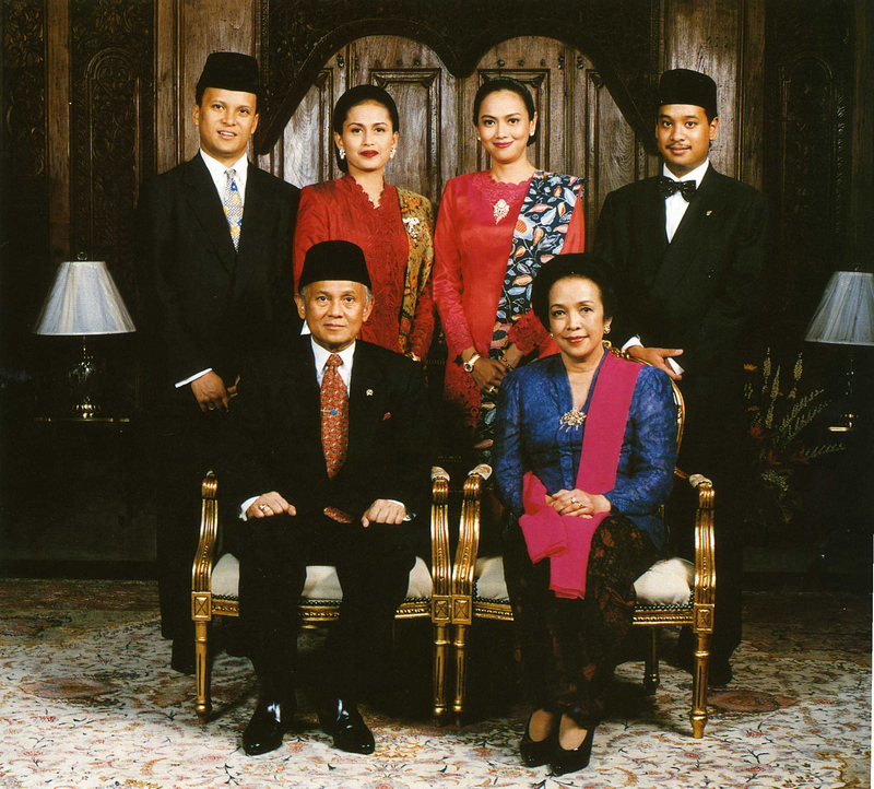 Biografi B.J. Habibie dalam Bahasa Inggris dan Artinya - BIOGRAFI.com