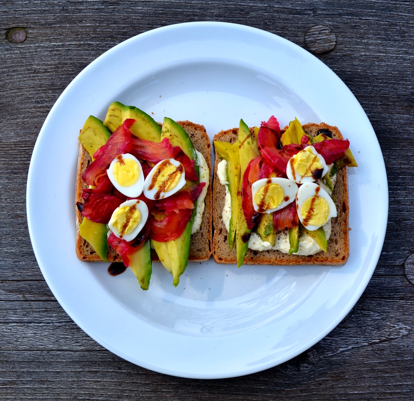 clubzimmer: Stulle mit Avocado & gebeiztem Lachs