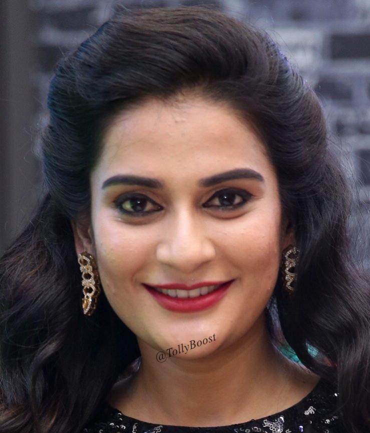 Indian Beautiful Girl Jenny Honey Long Hair Smiling Face Close Up
