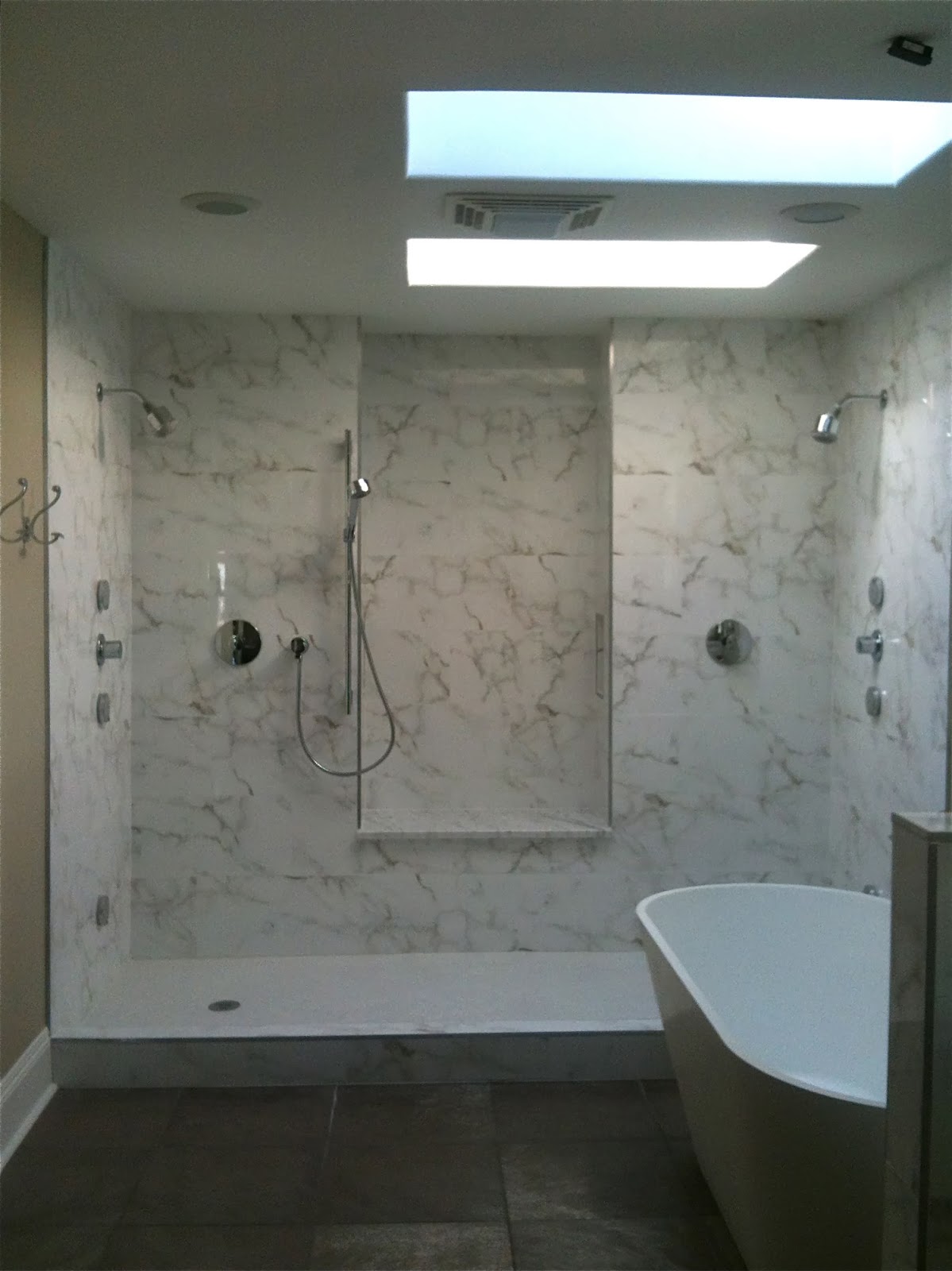 * T h e * V i s u a l * V a m p *: Bath Tubs Are Out - Sort Of