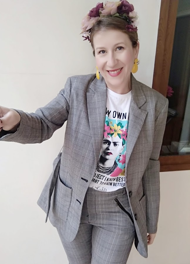 Camiseta Frida y traje cuadros