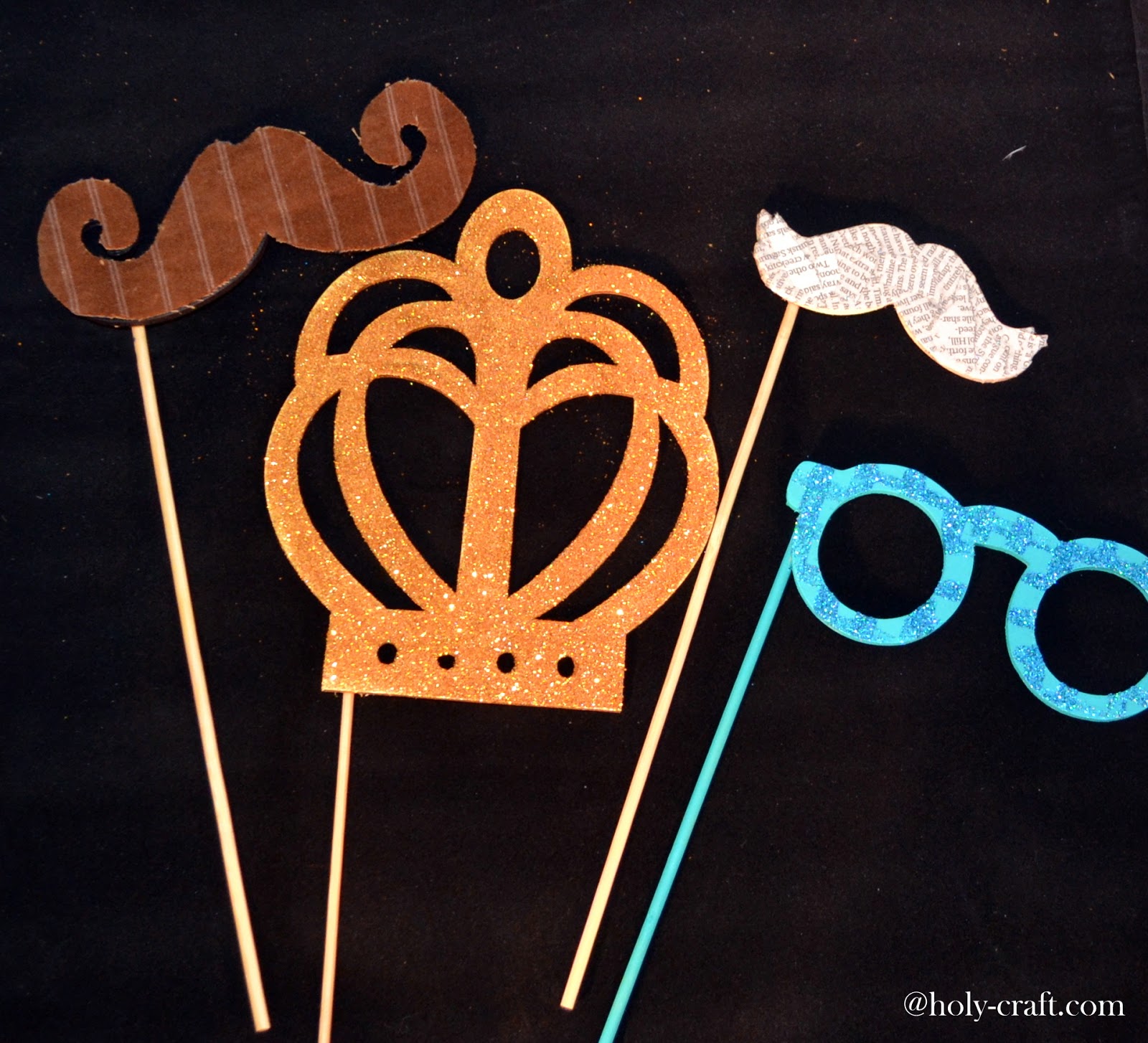Interchangeable photo booth props