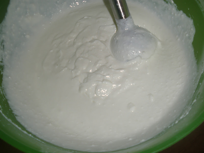 Можно ли заменить сахарную пудру сахаром. Творог в блендере. Взбить творог в блендере. Погружной блендер для творога. Устойчивый творожный крем для торта.