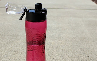 Botella rosa con agua