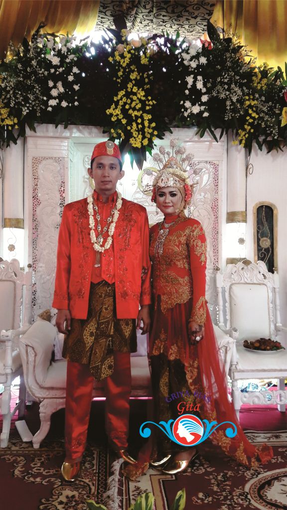 PESONA PENGANTIN BETAWI DENGAN KEBAYA  MERAH GITA SALON