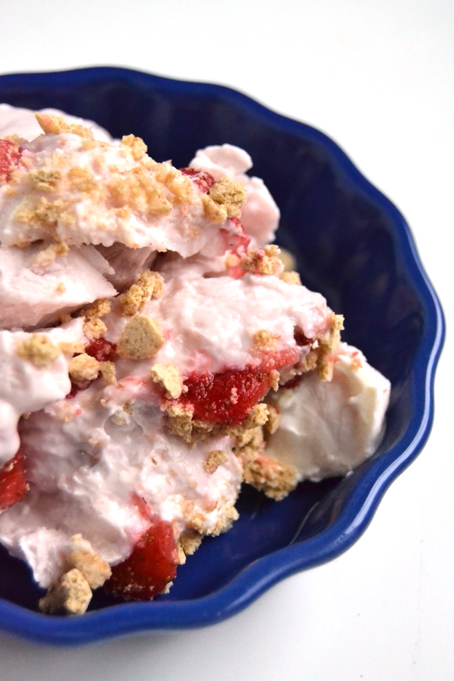 Strawberry Cheesecake Frozen Yogurt is a healthier treat with just 5 ingredients, is packed full of protein with Greek yogurt and tastes like an indulgent dessert with rich cream cheese, strawberries and graham crackers. www.nutritionistreviews.com