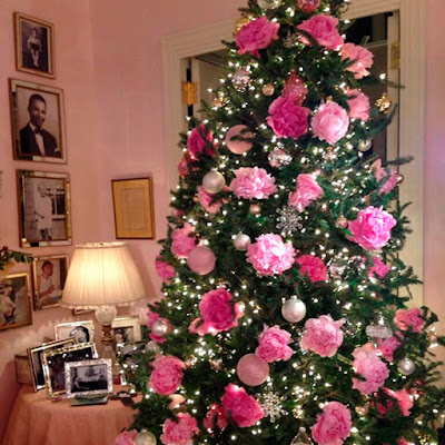 Life &amp; Home at 2102: Unique Christmas Tree Decor Ideas