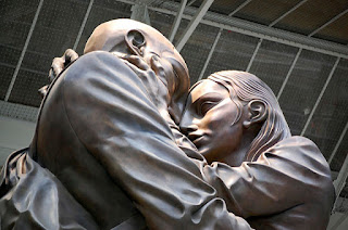 The Lovers, by Paul Day, in St. Pancras Station. Close-up