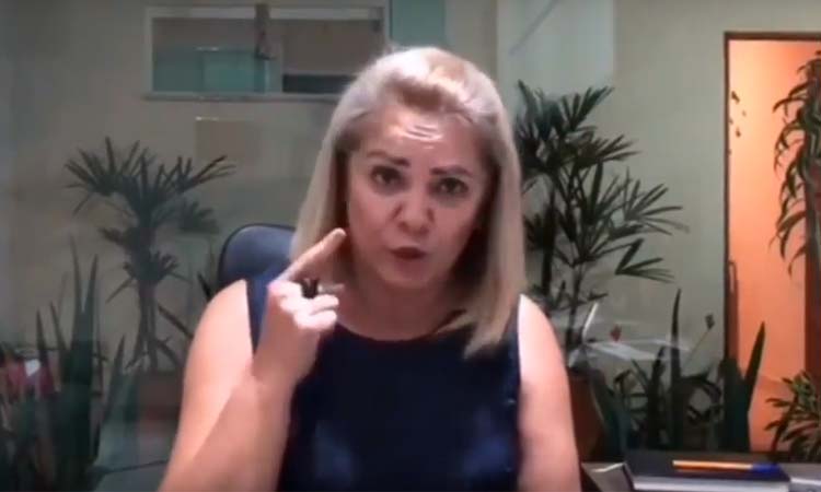 Ex-mulher de Bolsonaro nega ter sido ameaçada e dispara: 'A suja Folha de São Paulo'