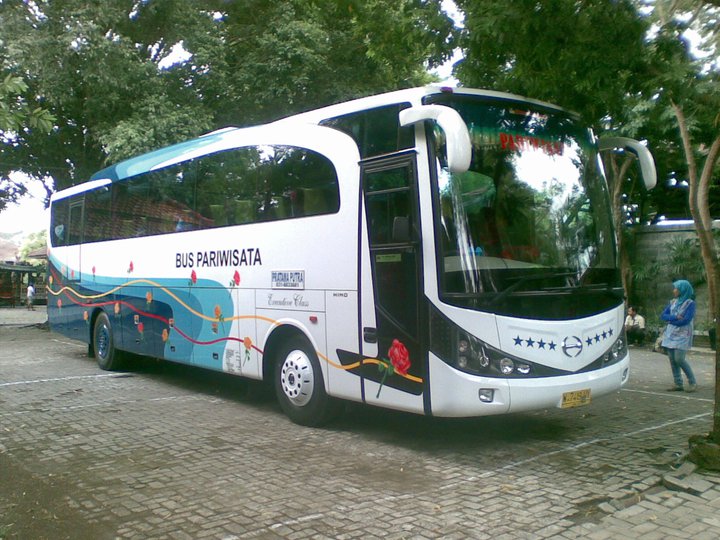 Mengaspal Jalan Wisata: Eksistensi Bus Pariwisata Double Decker di Sidoarjo dan Potensinya
