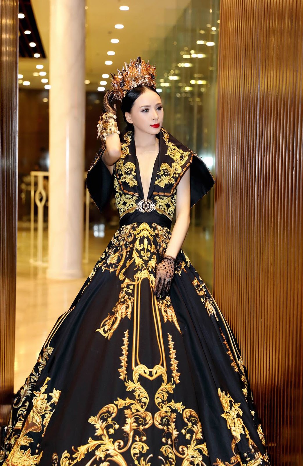 Điểm đặc biệt là bộ váy này mang âm hưởng, họa tiết Á Đông rõ nét, với sắc vàng - đen đậm chất hoàng gia. 