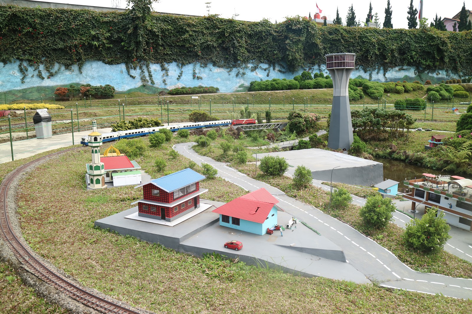 TEMPAT WISATA KOTA MINI DAN MINIATUR KERETA API DI FLOATING MARKET